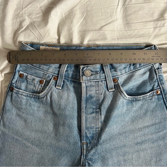 Levi’s original 501 high rise straight leg, light wash blue jeans, size 23 - Picture 3 of 4